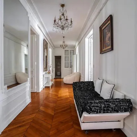 Gran Luxury Tour Eiffel Oda ve Kahvaltı 4*